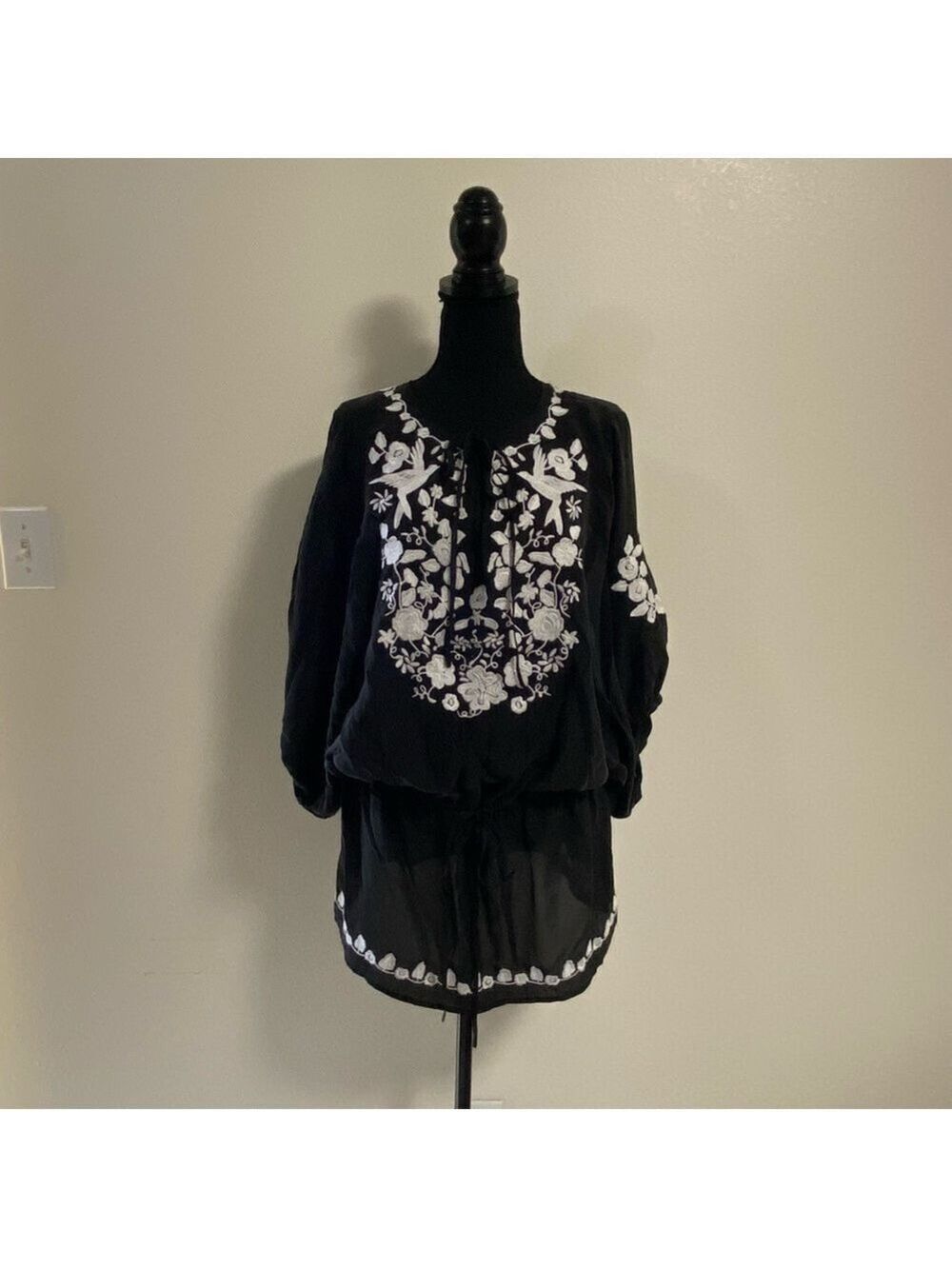 Guess by Marciano Blouse Women Size Large Black white embroidery Silk Blouse Top